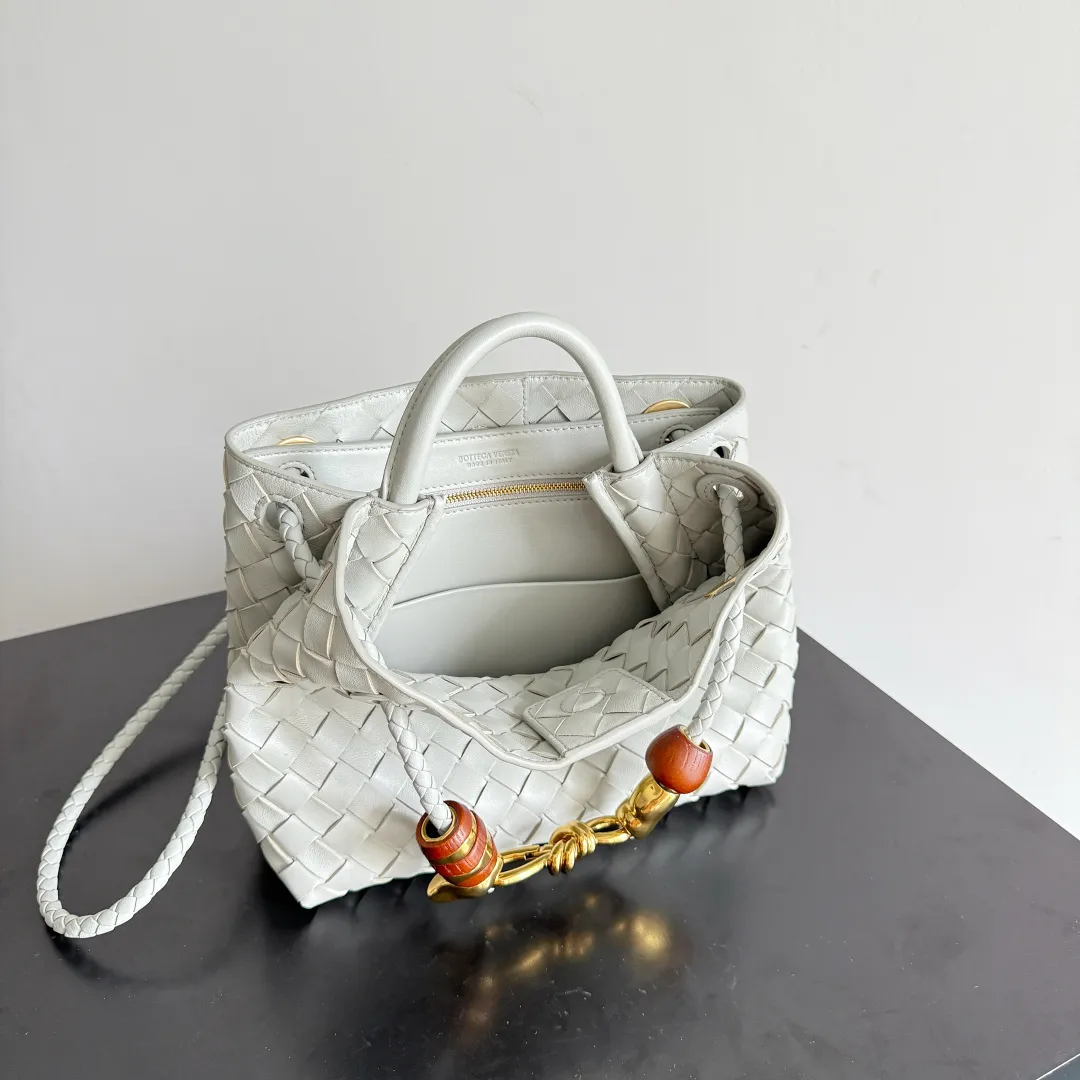 The new Andiamo batch of 3060 BV is shipped‼ ️The classic intercciato weaving process is used to create a soft bag, the metal knot is made of micro-cast aluminum using jewelry technology🪢, and the decorative beads are made of metal and hand-polished oak, allowing you to jump repeatedly between elegance and fun💃, making it unpredictable. Classic and versatile, it shows off your temperament, and the bag has a large capacity, making it very convenient for daily commuting! It has a variety of carrying methods, the shoulder straps can be adjusted by yourself, the original lambskin feels soft and delicate, and the unisex style breaks gender boundaries and brings a more practical and long-lasting use experience. The Andiamo, which has both elegant and casual styles, perfectly interprets the "fashionable old money style". Style number: 743568+wood hardware Color: agate gray Size: 25*22*10.5cm